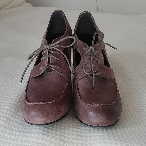 Vintage looking lace up heels - Picture 2 of 4